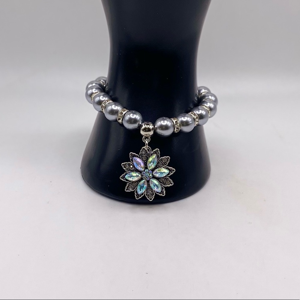 Silver Pearls Snap Bracelet with Iridescent Flower 18mm snap! SEE VIDEO! 🌻🌻🌻 - Picture 4 of 13